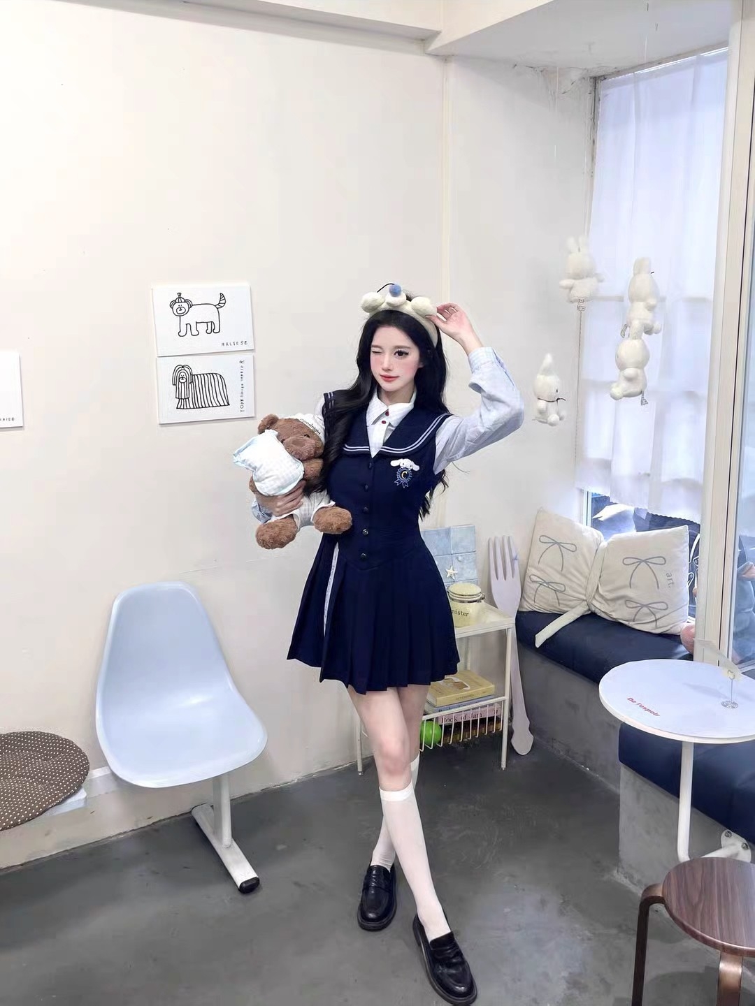 好俏皮的一套，这个藏青色是真的很显白的感觉，而且这个掐腰设计简直不要太显瘦