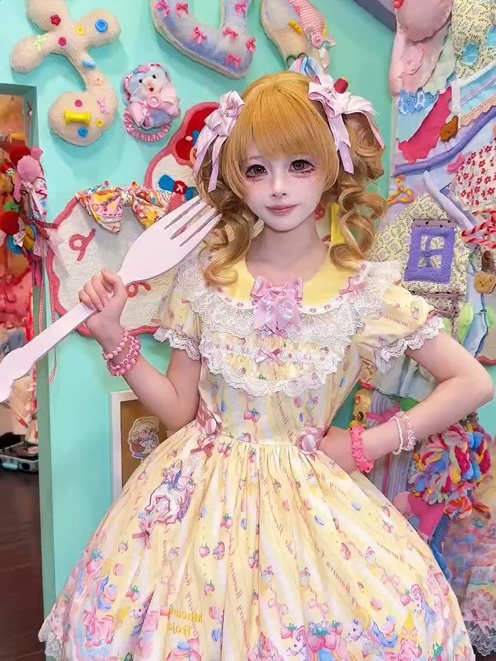 谁能拒绝奶黄色的小甜裙啊？ 像是把阳光穿在身上的甜妹，直接把春日活力感拉满了～