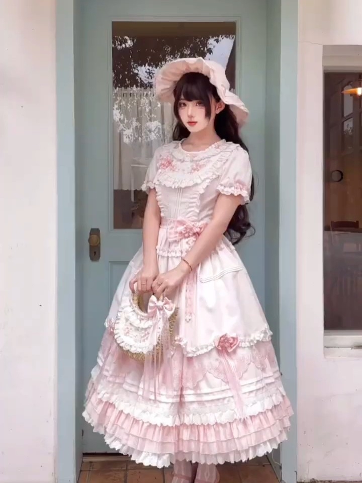 春天就应该穿粉粉嫩嫩的裙子，这个长款设计就很温柔，腰带的设计是真的很有质感