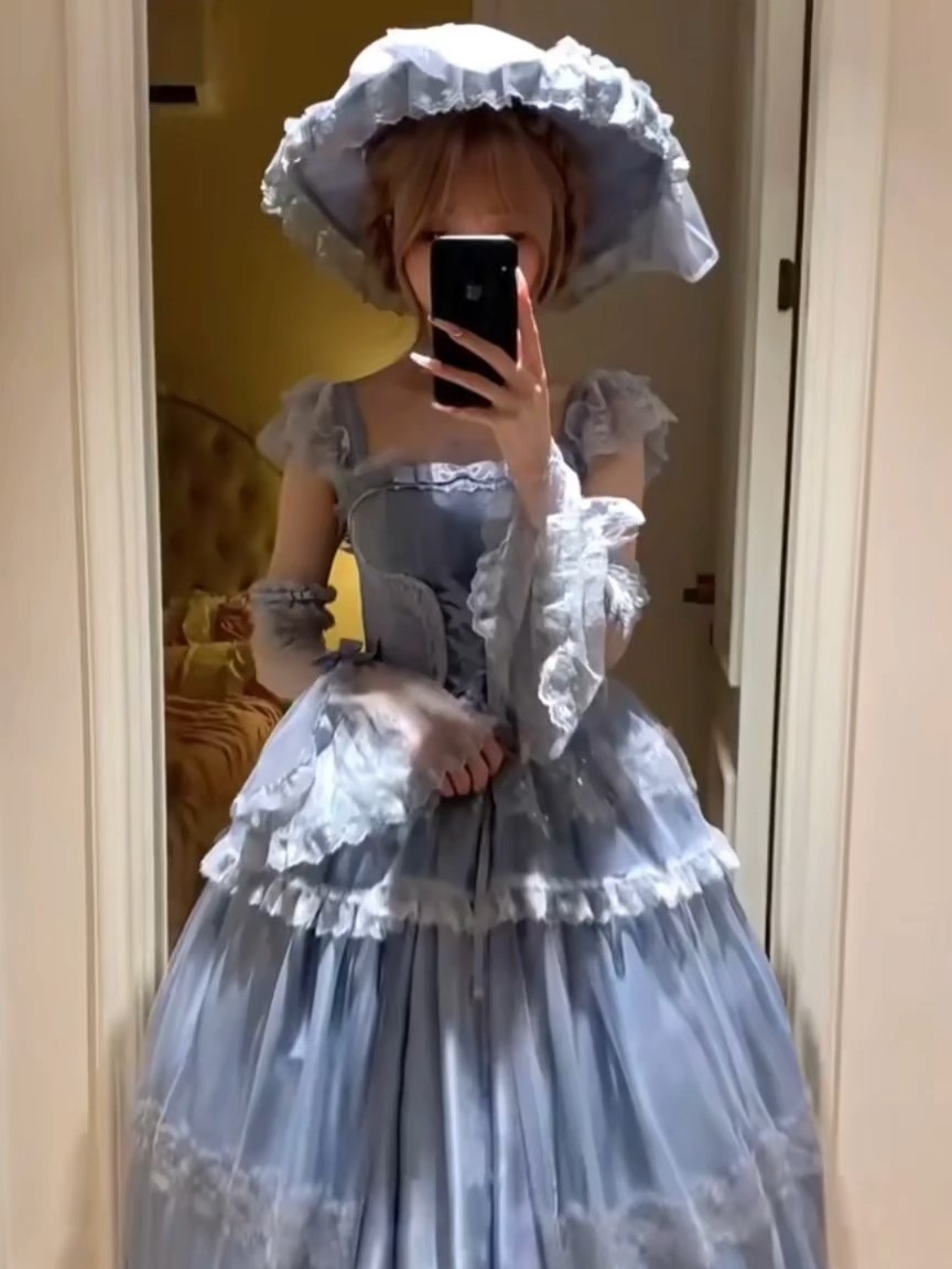 好温柔的一套蓝色谁懂，这个裙摆是真的很大一个了，网纱设计也好温柔好有质感
