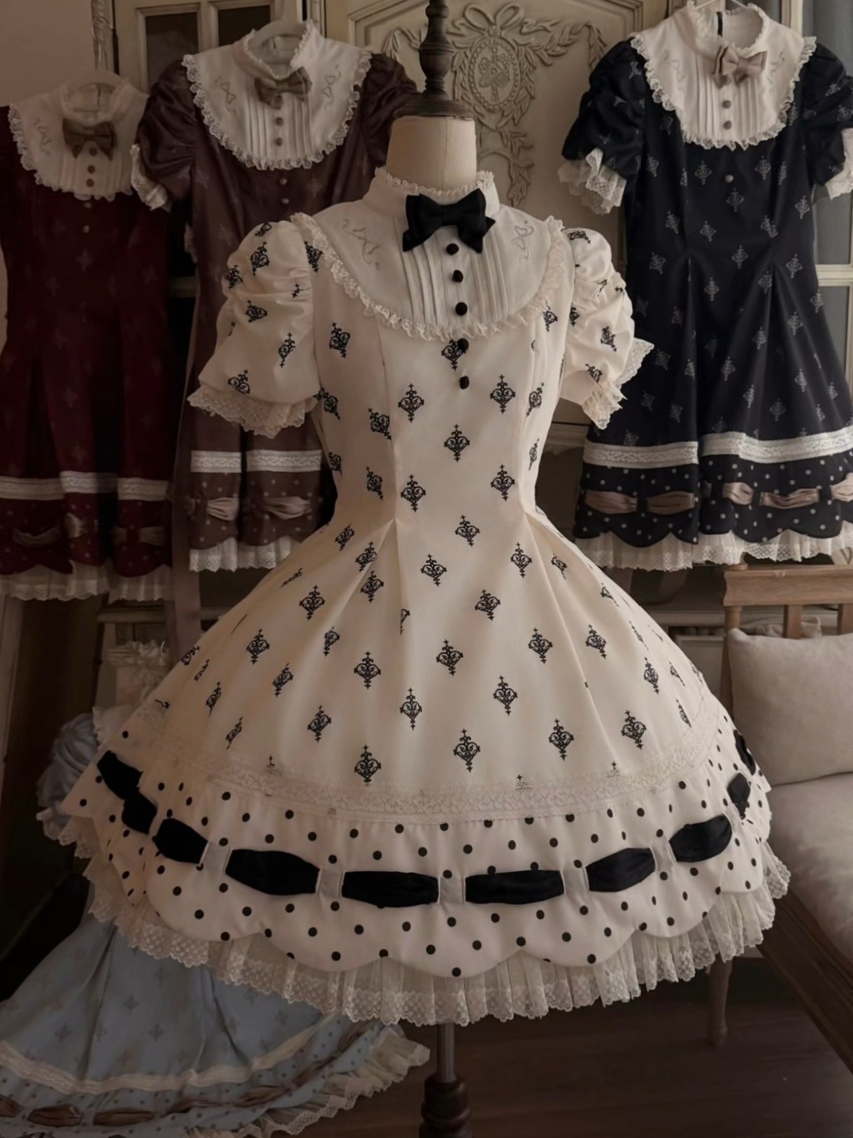 黑白混搭就是最好看的！白色裙子搭配黑色围裙意外还不错呢