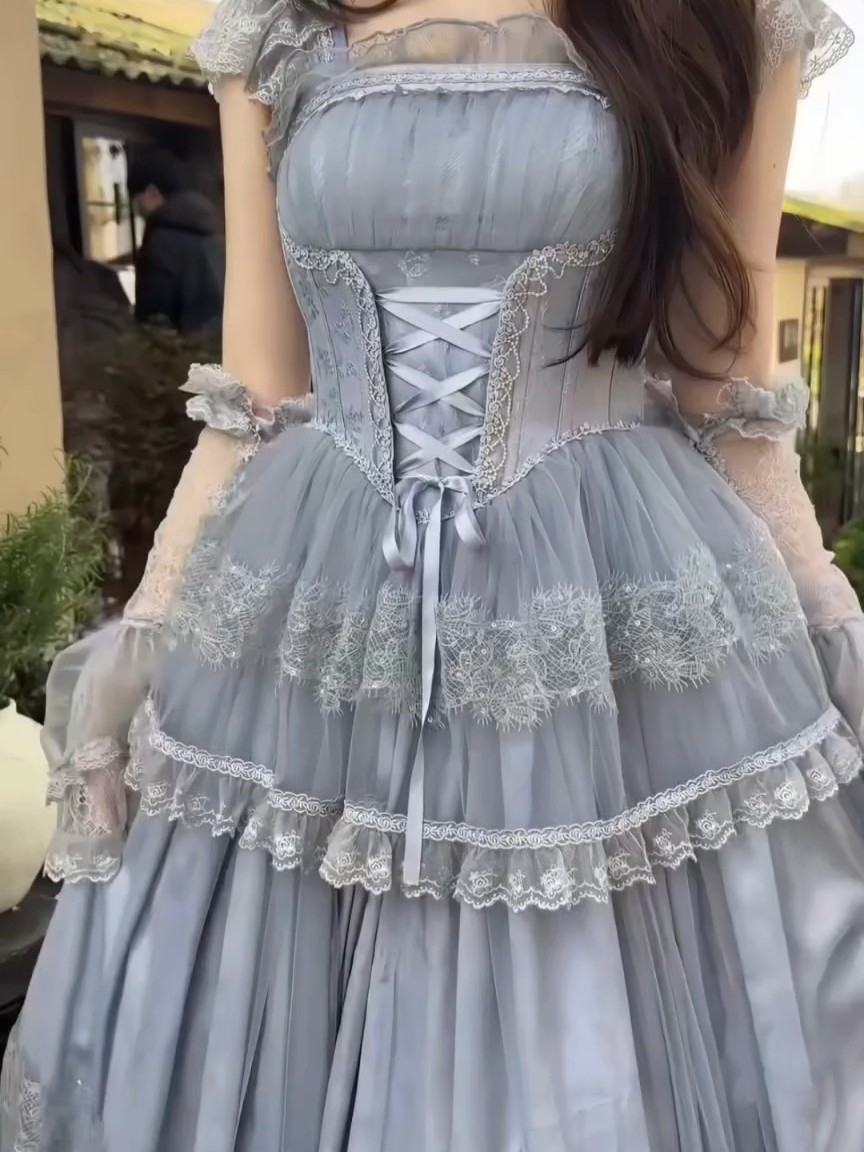 好温柔的一套蓝色谁懂，这个裙摆是真的很大一个了，网纱设计也好温柔好有质感