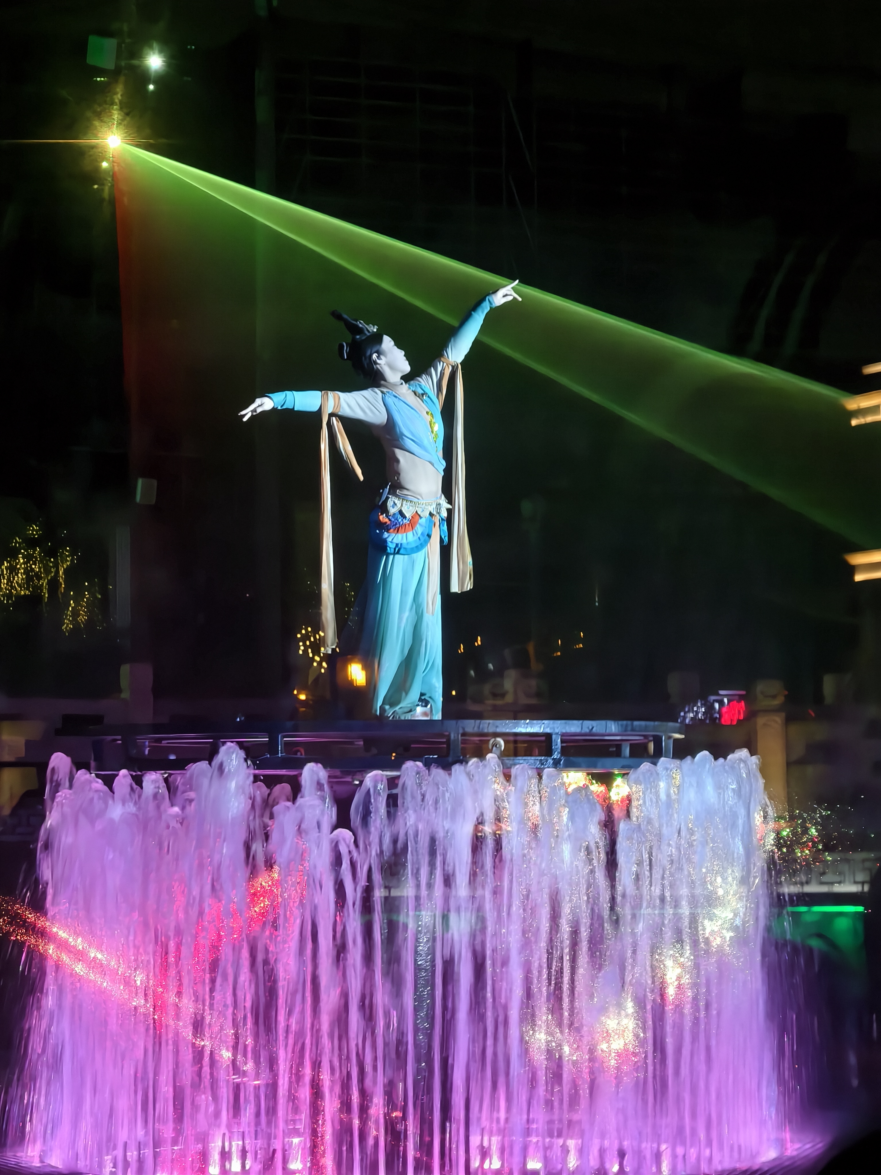 古运河夜游🌃 把江南夜色装进游船里   总要来坐一次古运河夜游船吧！ 看灯火璀璨，听流水潺潺，沉浸式感受千年运河的浪漫🌉   夜幕下的古运河，褪去白日的喧嚣，多了几分静谧柔情 画舫缓缓前行，两岸霓虹与古风灯笼交相辉映 一座座古桥横跨水面，桥身灯光勾勒出绝美轮廓 远处的亭台楼阁、市井人家，在夜色中若隐若现 仿佛置身于一幅流动的江南夜景画卷里   坐在船上，吹着晚风，看着两岸流光溢彩 不用奔赴人山人海...