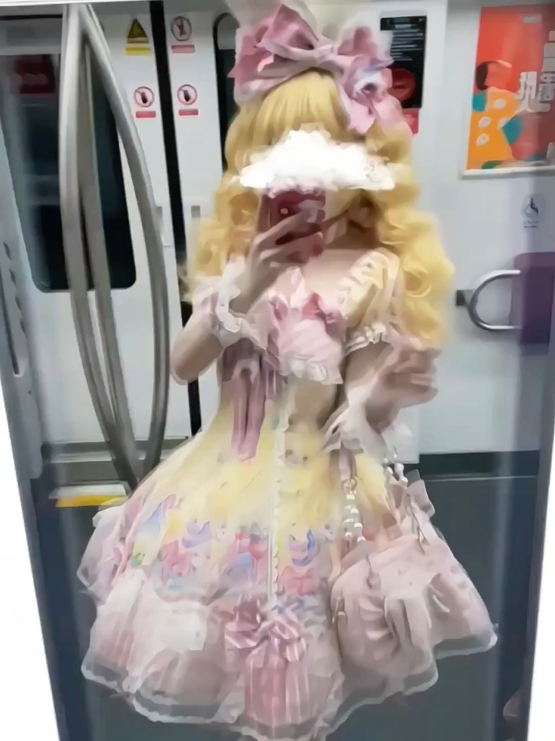 萌之萌之，黄色的六片裁马卡龙像蛋糕一样好甜啊