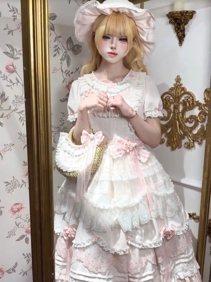 这个细节是真的一眼爱上，怎么能有这么温柔的一条裙子，樱花设计是真的很美