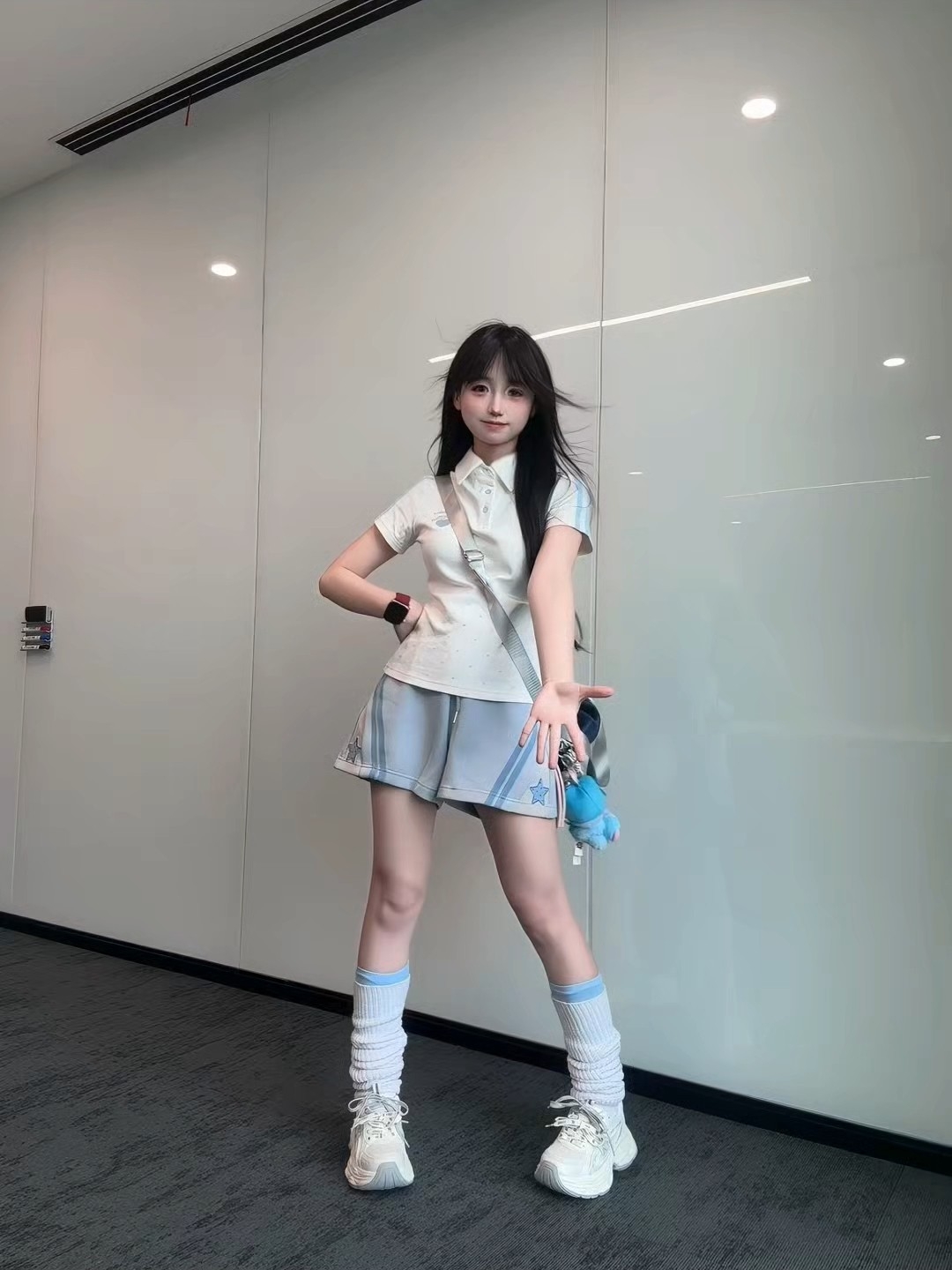 夏天就应该穿运动服，这个蓝色是真的很好看很美萌了，搭配短裤就很显瘦