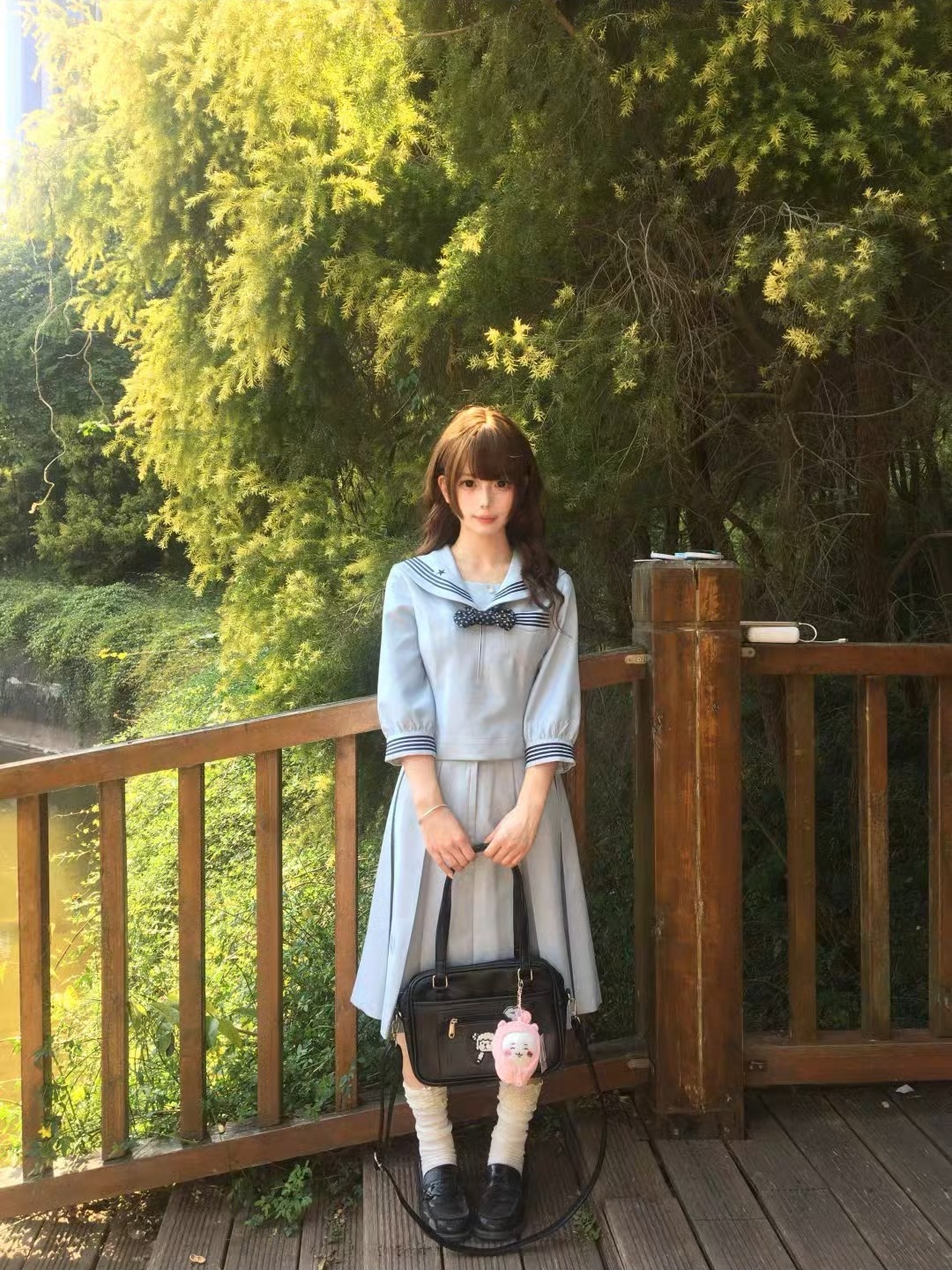 夏天真的很需要这种蓝色系的水手服，穿起来真的奶呼呼的感觉，而且这个中袖设计就很特别