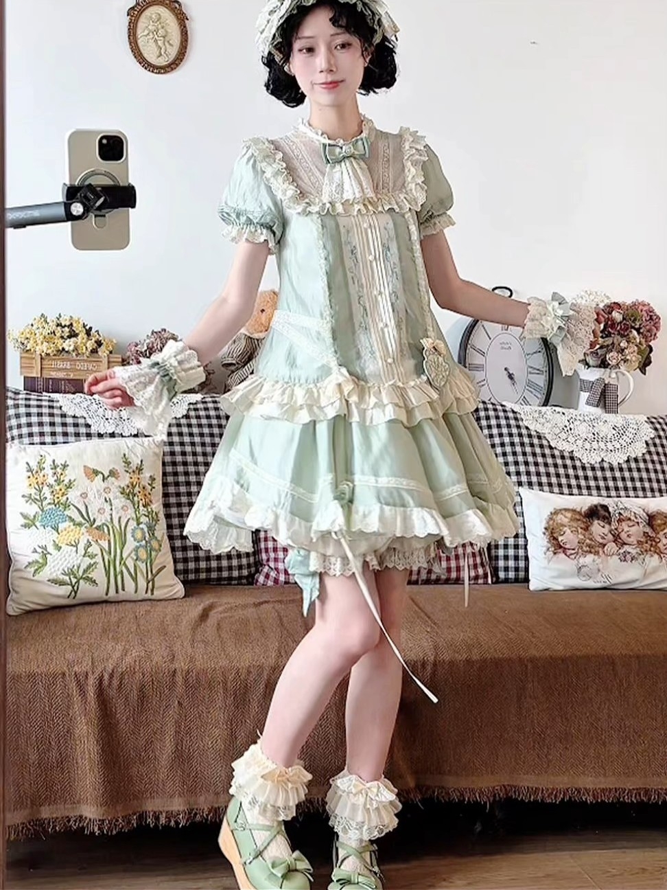 没有代餐的绿色，感觉很适合搞一些叠叠乐穿搭，而且这个套头就走的版型真的很友好