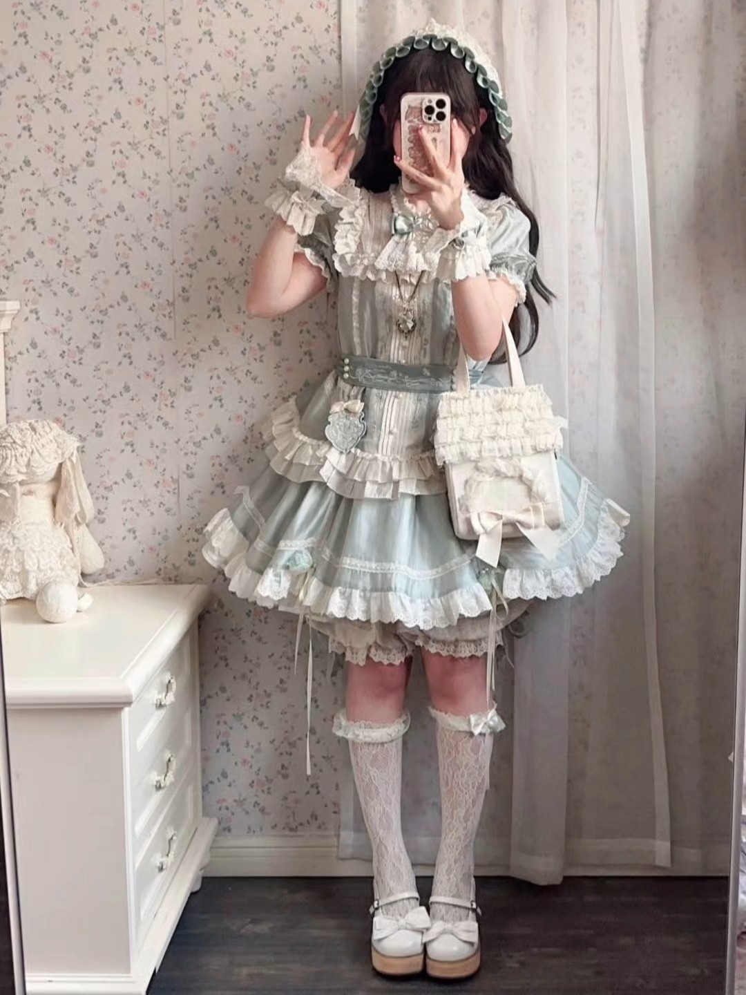 真的有点爱上这种doll感裙子了，这个绿色是真的很清新很特别的感觉，搭配南瓜裤完全洋娃娃来的