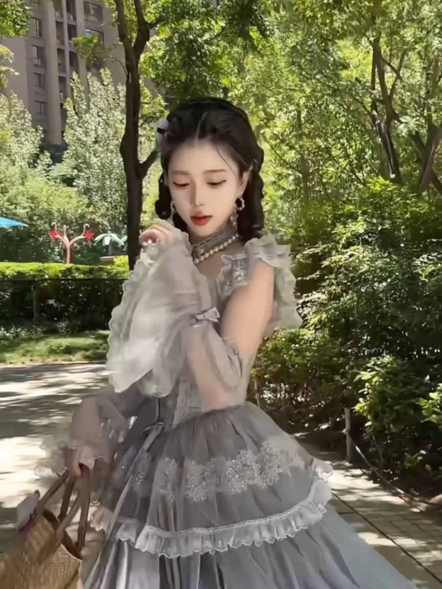 这条怎么能这么优雅的，这个蓝色是真的很温柔很有质感，网纱的质感就很适合夏天