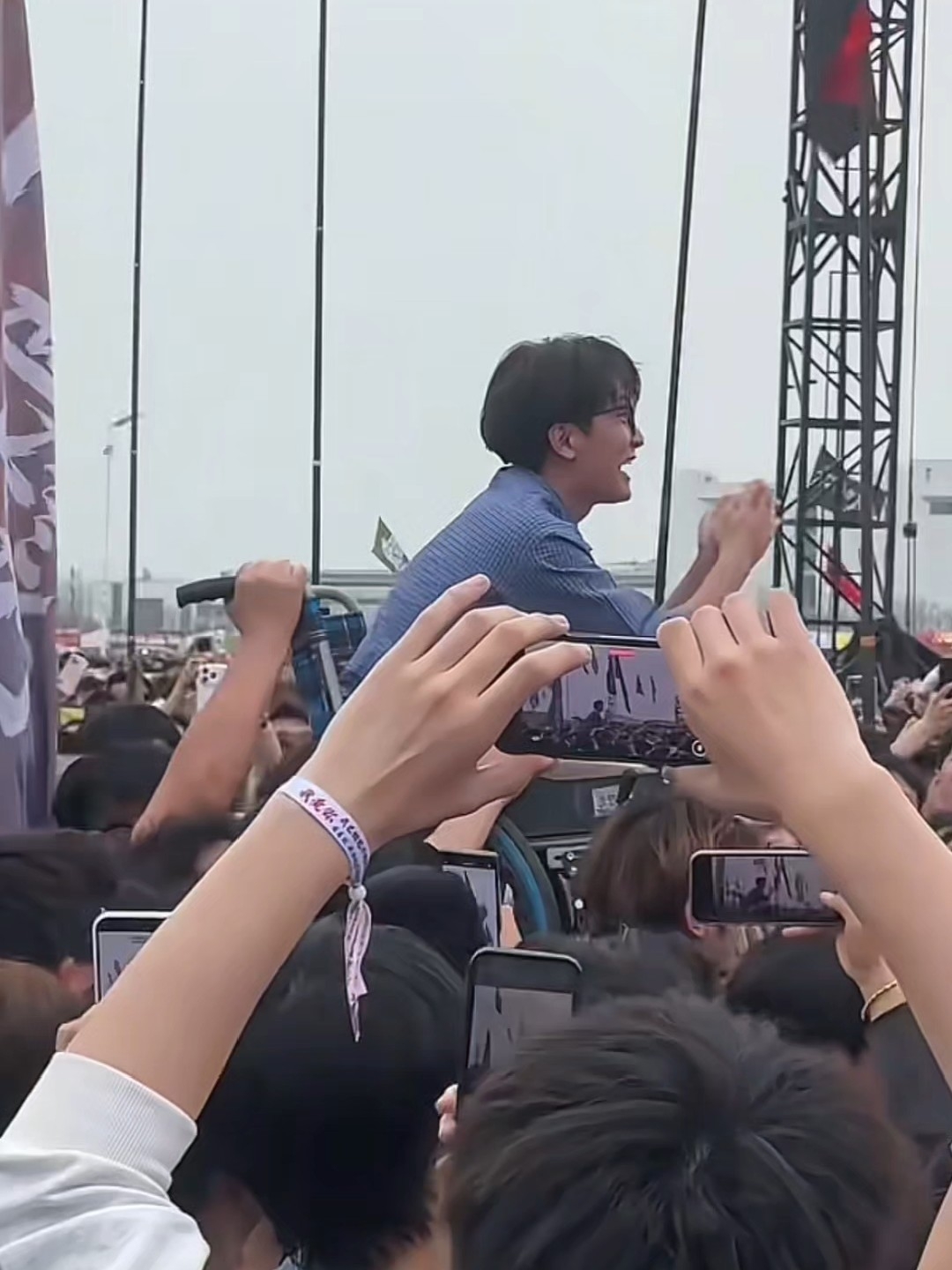 一群“余华”举起了一个“铁生”