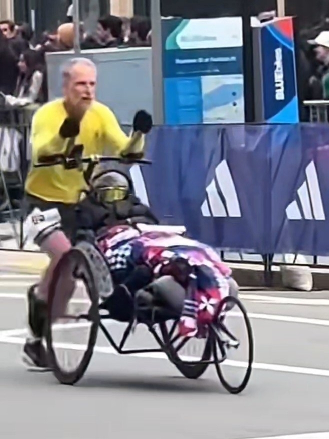 年轻时我们并肩“战斗”，老了也一样