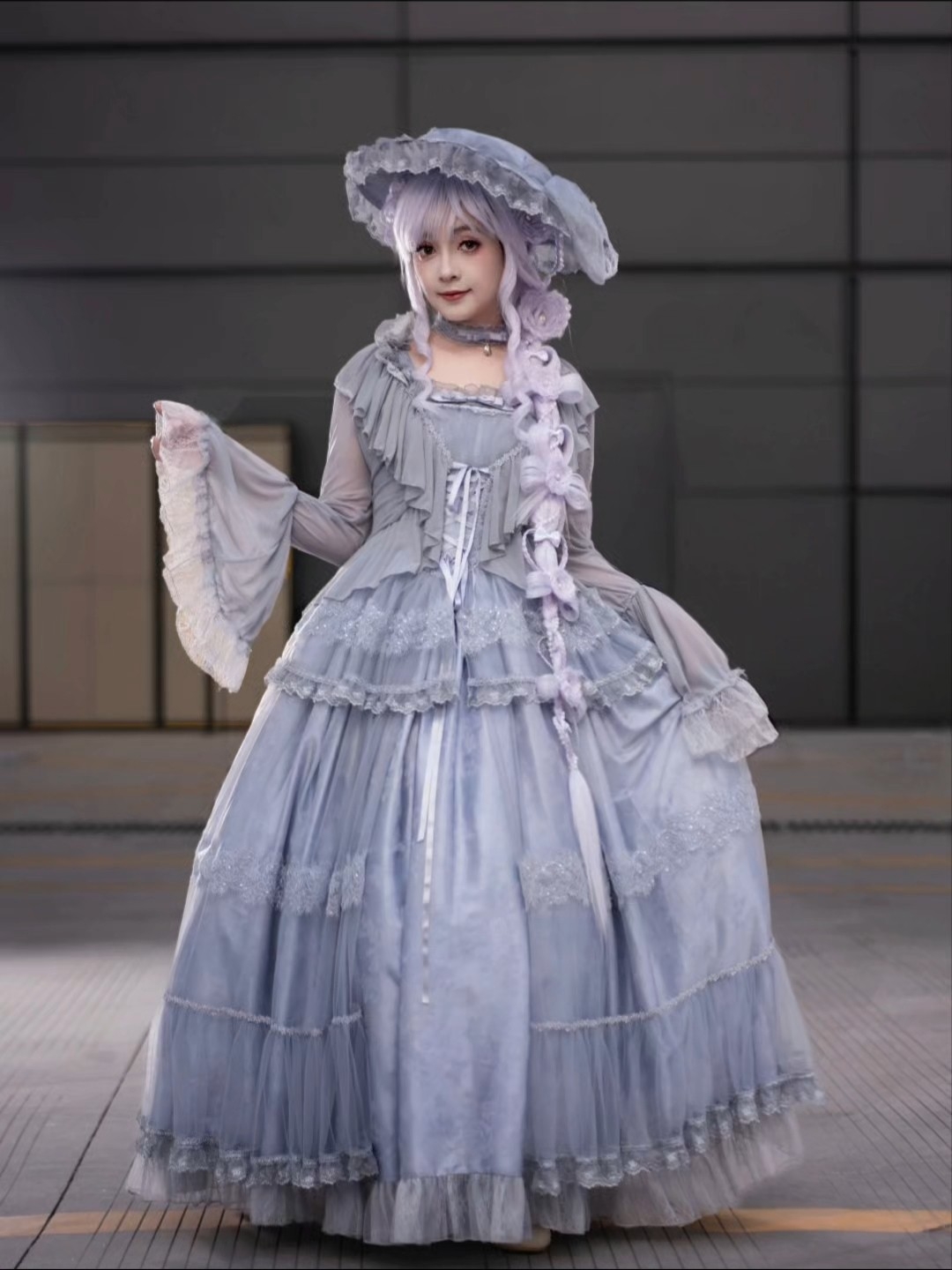 雾霾蓝色是真的很温柔了，这个长款的设计简直不要太显瘦，网纱的层层叠叠就很精致