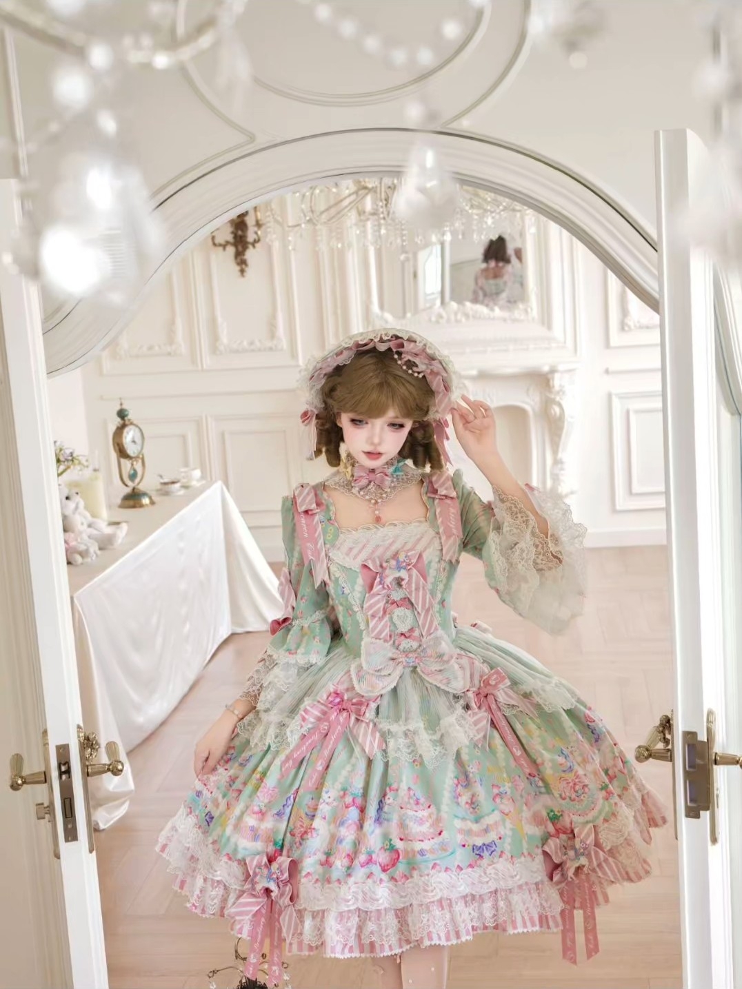 这个绿色是真的很特别了，dress型的设计简直不要太华丽，裙摆上面的柄图绝了