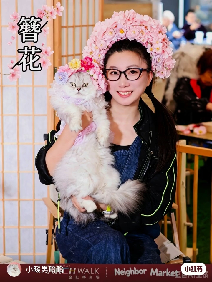 好美呀，这是谁家的簪花小猫？