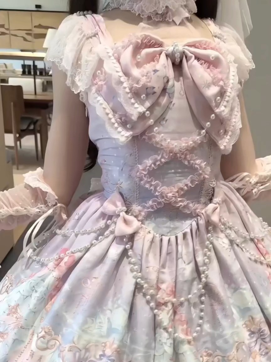 这个柄图是真的很梦幻了，胸口的蝴蝶结怎么能这么大一个，收腰设计看起来就很显瘦，很精致