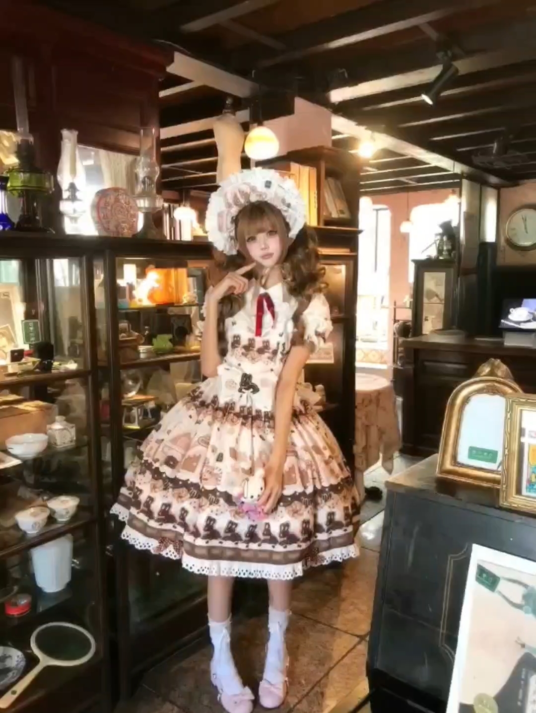 粉咖色的姜饼屋小裙子和咖啡馆很搭诶，甜甜的巧克力🍫味要溢出来了～
