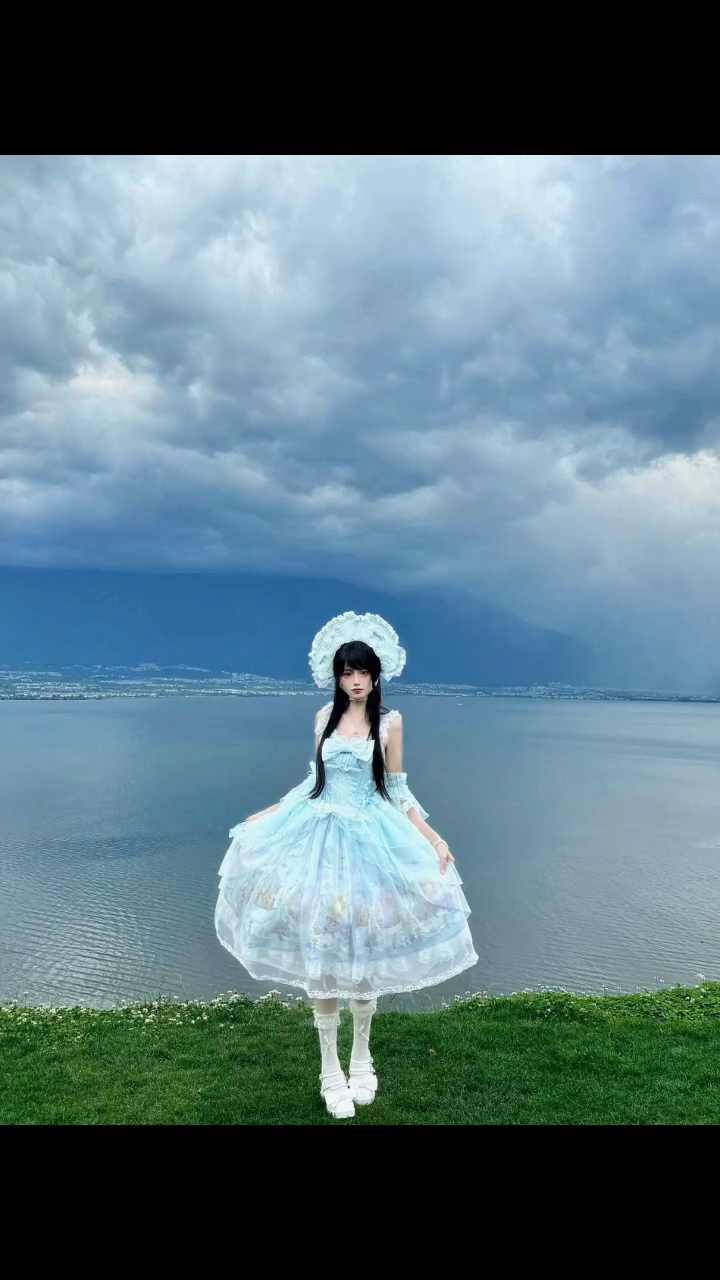 谁懂这条啊真的是很有人鱼的感觉，去海边拍照绝啦，太出片啦 #安利一波lolita #蓝色lolita裙 #海边lolita