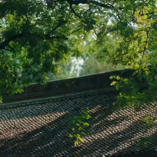 芮城的神仙，过得比人还慢。 永乐宫的墙上，286位天神站了七百年，眉眼还是暖的。吕祖故里是新修的仿唐殿宇，檐角翘得凌厉，地上刻着整座道家的山川。西侯度的黄土里，还埋着二百多万年前的火。 小城不大，装得下神仙、木头、火种，也装得下一个想慢下来的人。 这个夏天，来山西办个午睡落地签吧。连时间到了芮城，都走得慢了些。#三伏天山西文旅喊你来清凉一夏 #三晋四时好风光 #山西小城上大分 #山西到底哪凉快