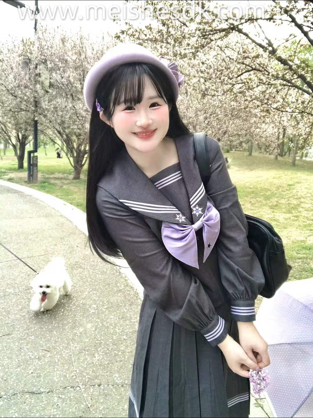 好显白的一套水手服，这个灰色和紫色搭配简直不要太精致了，看起来就很显瘦