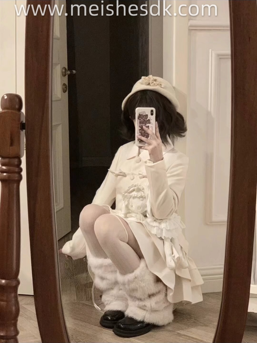 这个收腰版型是真的绝了，很难不爱上这种显瘦的裙子，白色也很百搭
